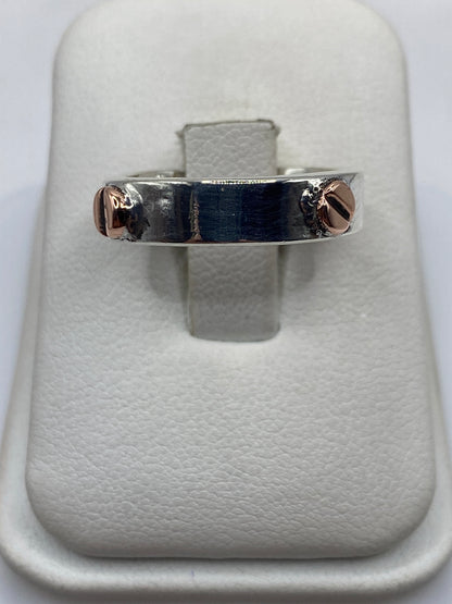 Anillo de plata .925 liso para hombre sobre dedo masculino mostrando diseño minimalista