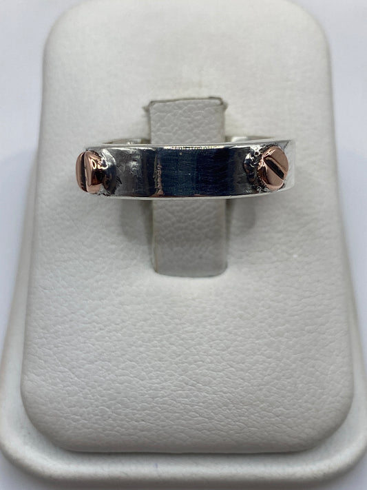 Anillo de plata .925 liso para hombre sobre dedo masculino mostrando diseño minimalista