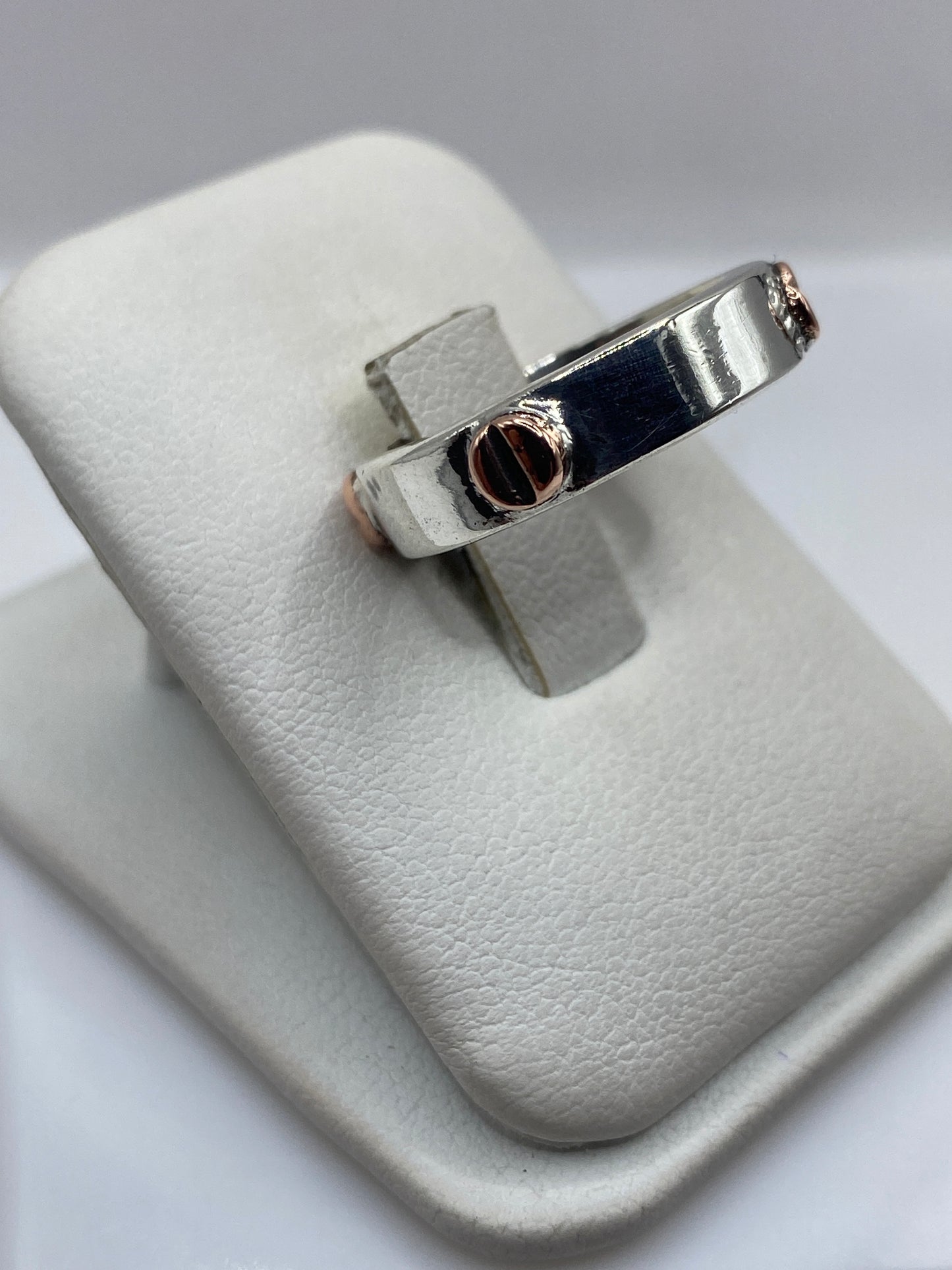 Vista frontal de anillo sello de plata en estuche blanco con talla 7