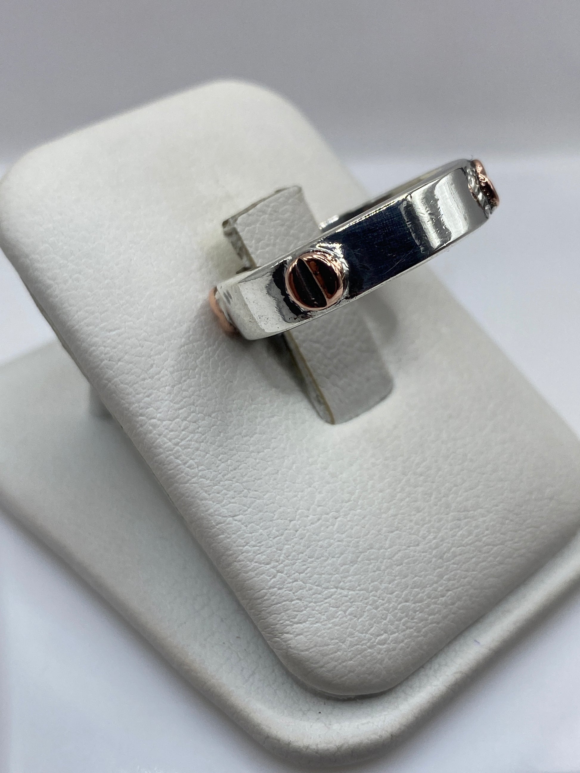 Vista frontal de anillo sello de plata en estuche blanco con talla 7