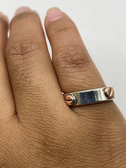Anillo de plata sobre báscula digital mostrando peso de 6.9 gramos