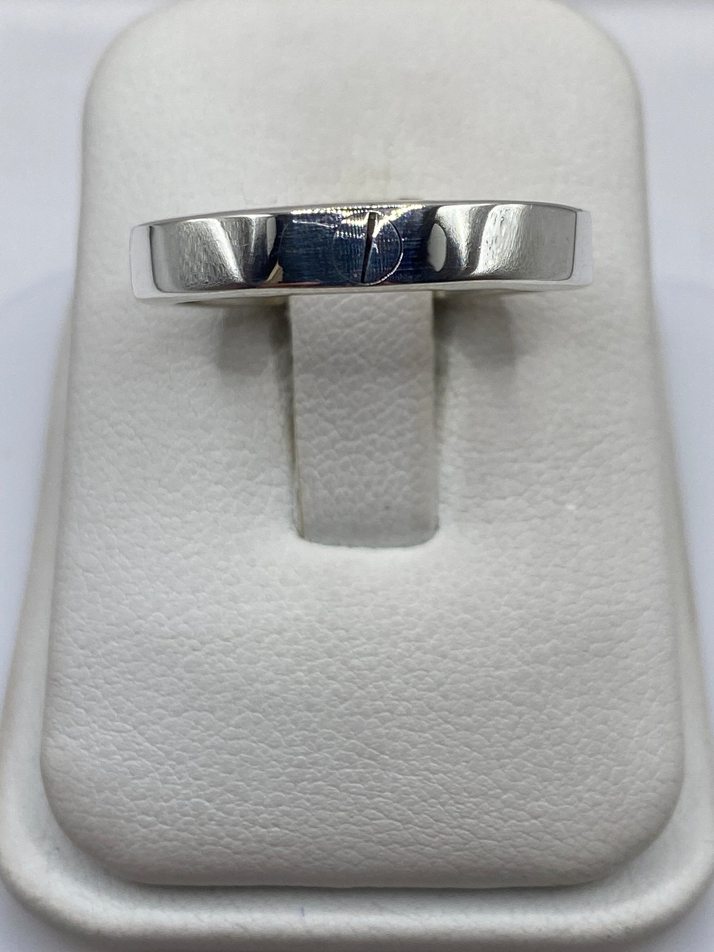 Banda de plata .925 lisa pulida en talla 9, vista superior en anillo exhibidor blanco
