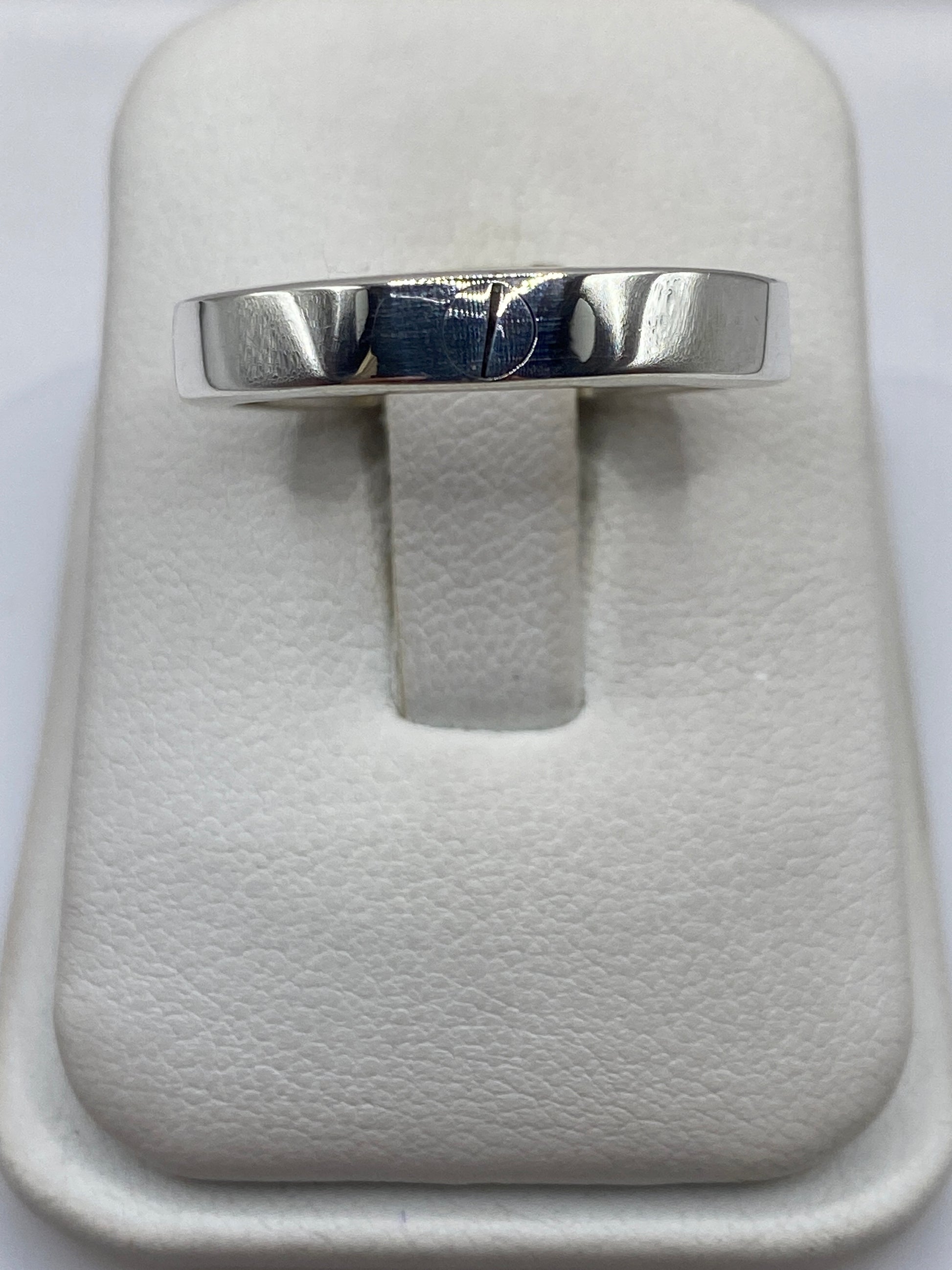 Banda de plata .925 lisa pulida en talla 9, vista superior en anillo exhibidor blanco