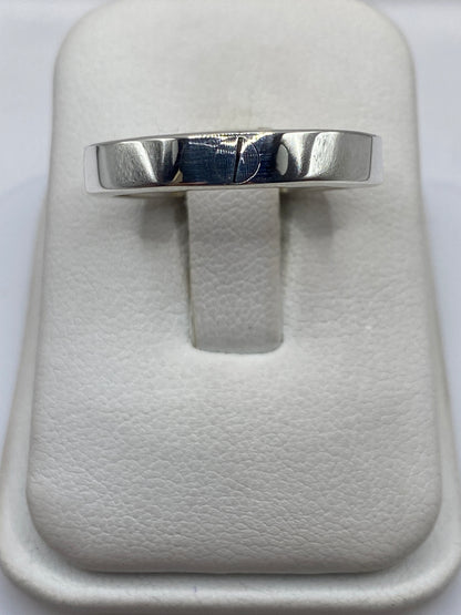 Banda de plata .925 lisa pulida en talla 9, vista superior en anillo exhibidor blanco
