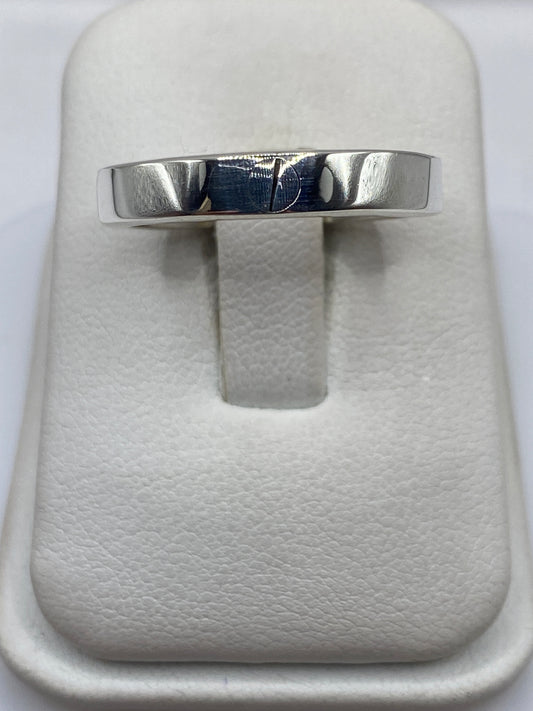 Banda de plata .925 lisa pulida en talla 9, vista superior en anillo exhibidor blanco