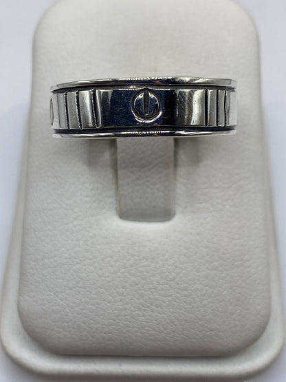 Anillo de plata sello con líneas arquitectónicas en dedo de hombre, vista frontal