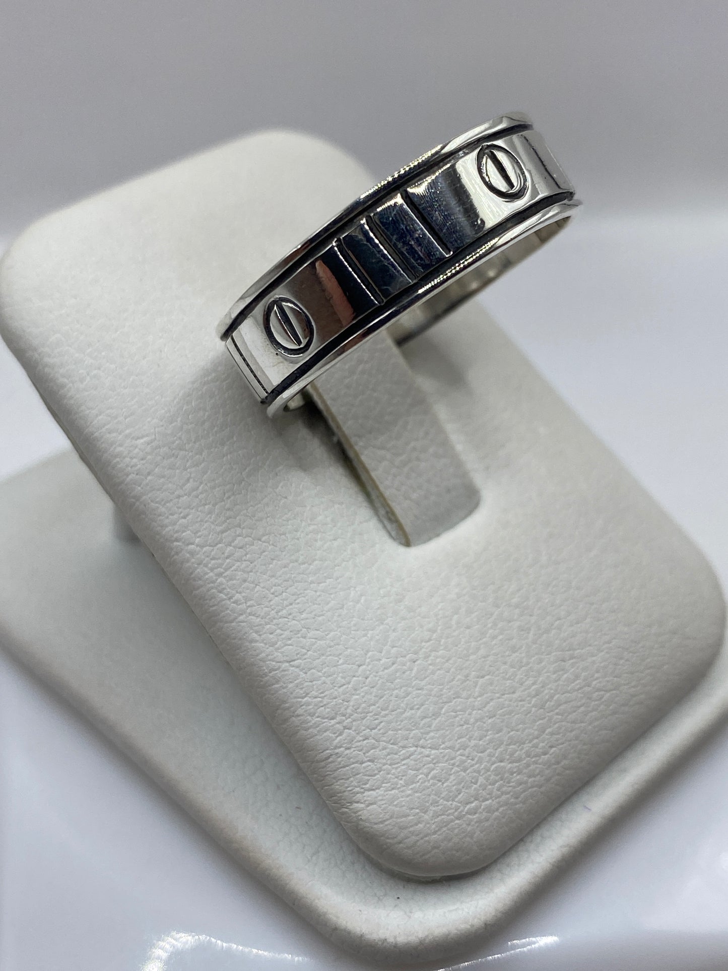 Detalle del grabado en bajo relieve del anillo sello de plata .925