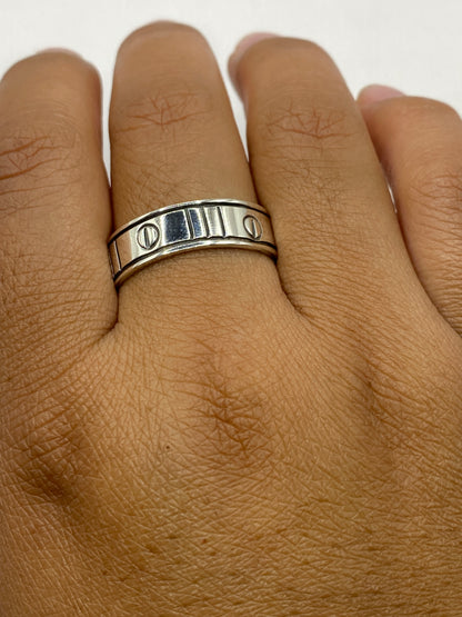 Anillo sello de plata sobre fondo gris mostrando el hallmark .925 MEXICO