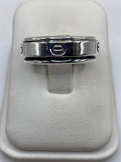 Anillo sello de plata .925 minimalista sobre dedo índice de hombre