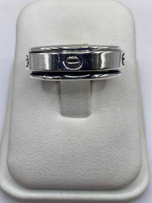 Anillo sello de plata .925 minimalista sobre dedo índice de hombre