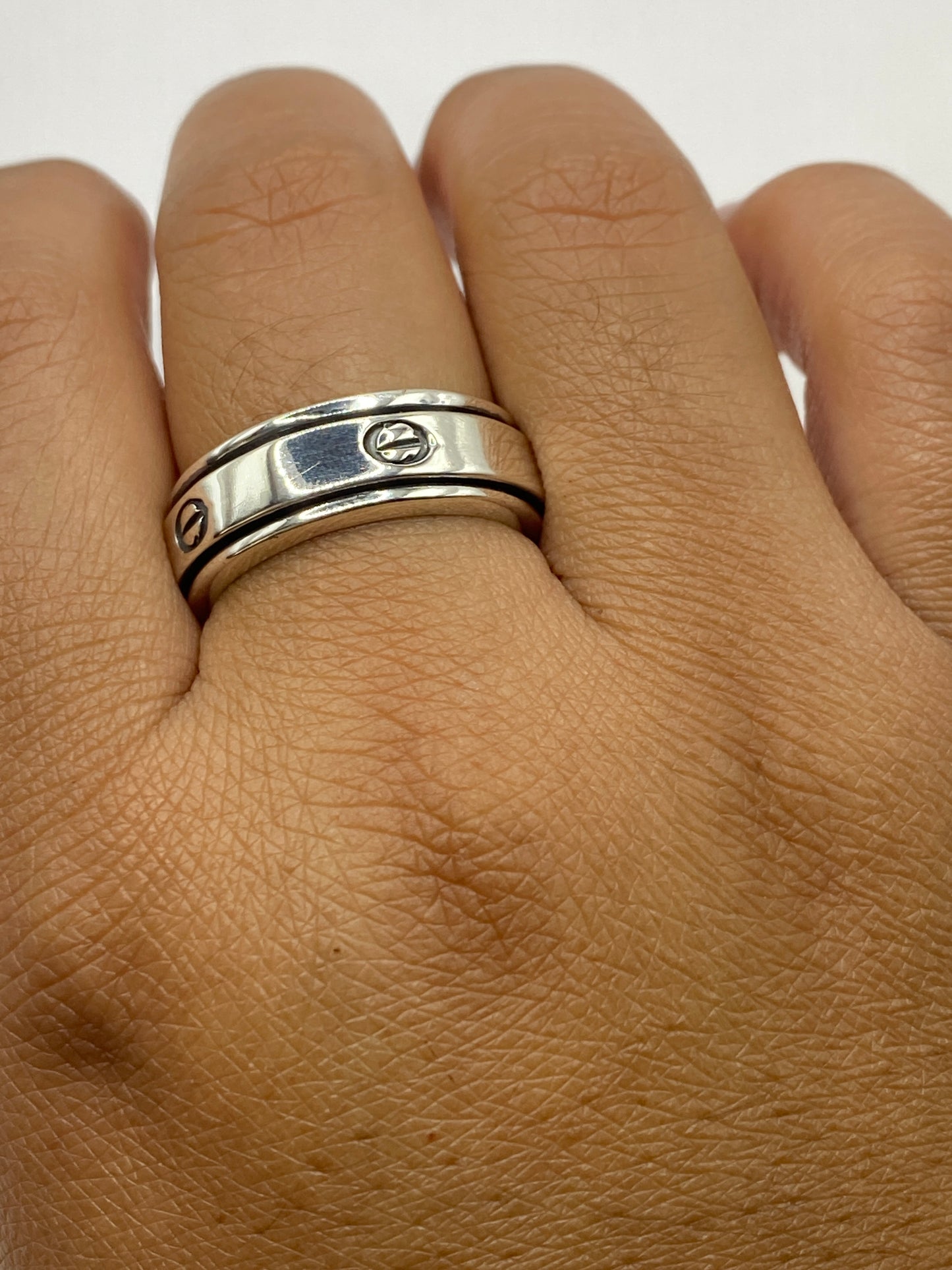 Anillo sello en escala sobre balanza de precisión mostrando peso de 10 gramos