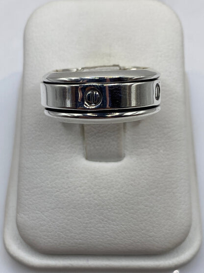 Anillo de plata sello pulido en dedo masculino mostrando su presencia robusta