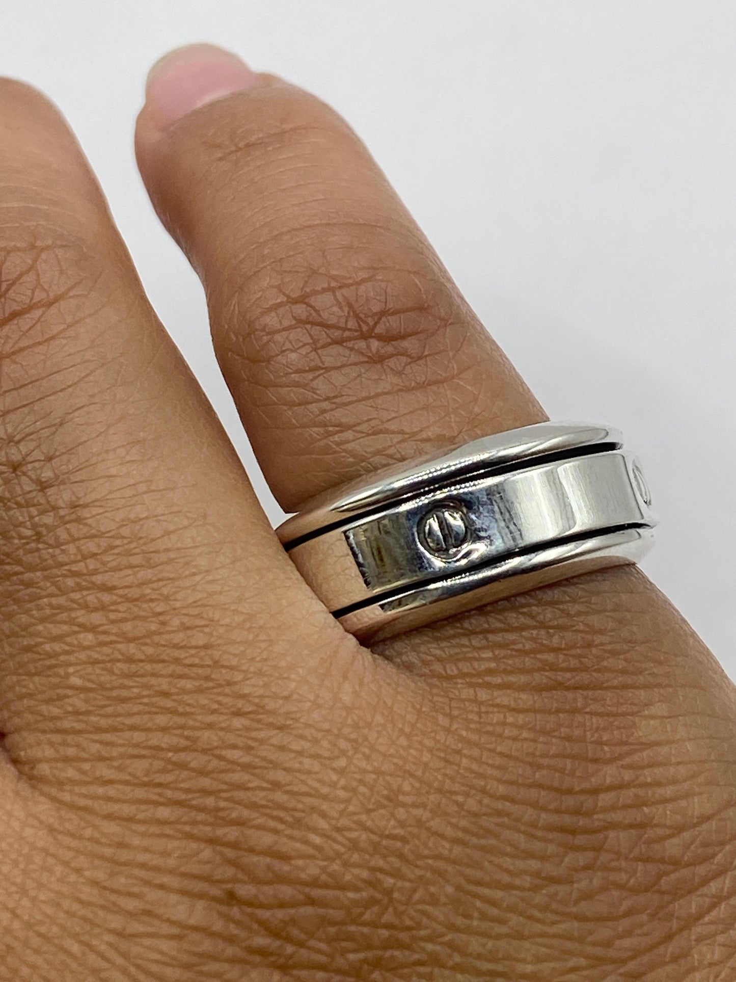 Anillo sello sobre fondo blanco con sello .925 MEXICO visible