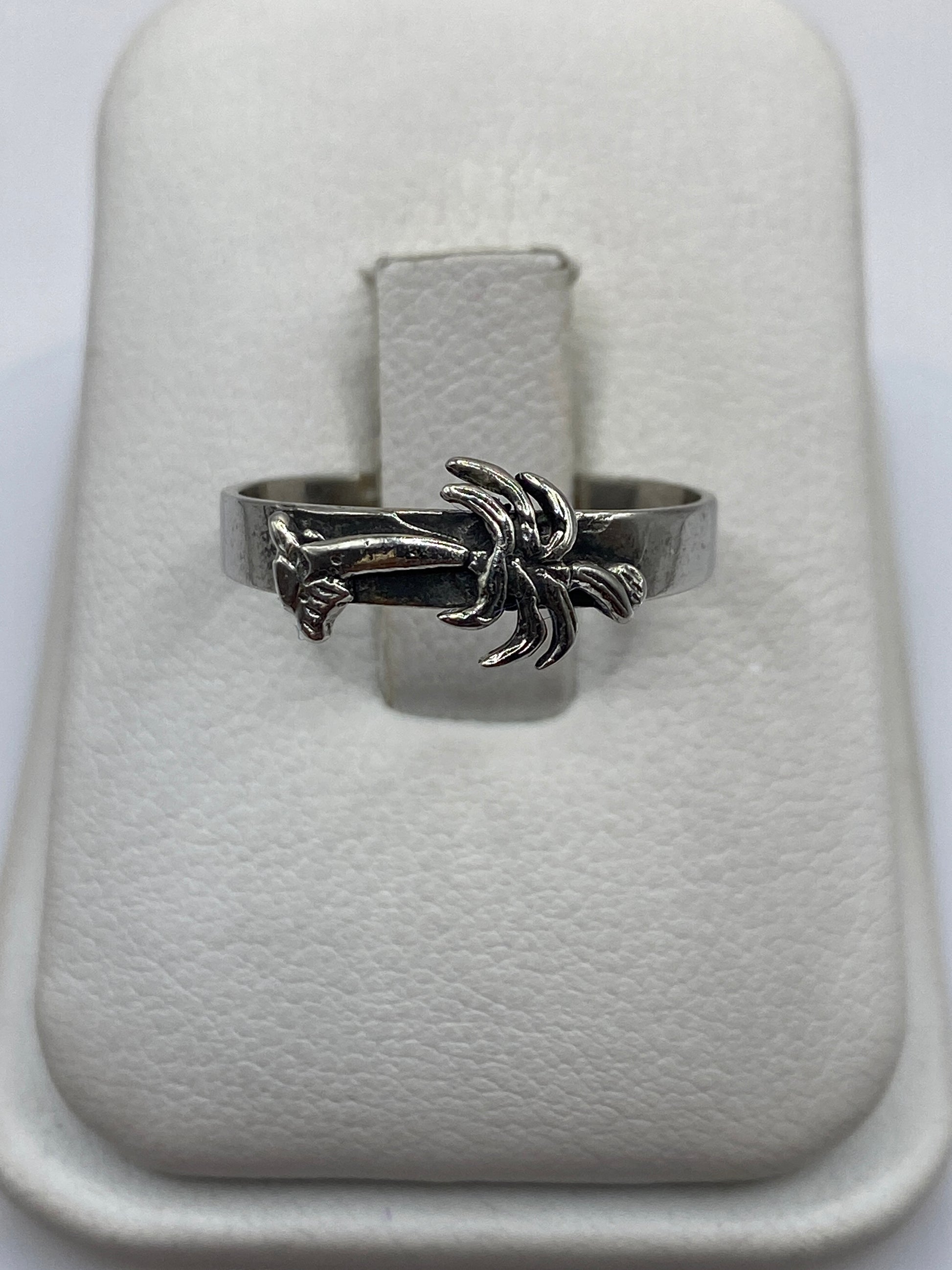 Anillo de plata minimalista con motivo de mano abierta, talla 7, en estuche blanco