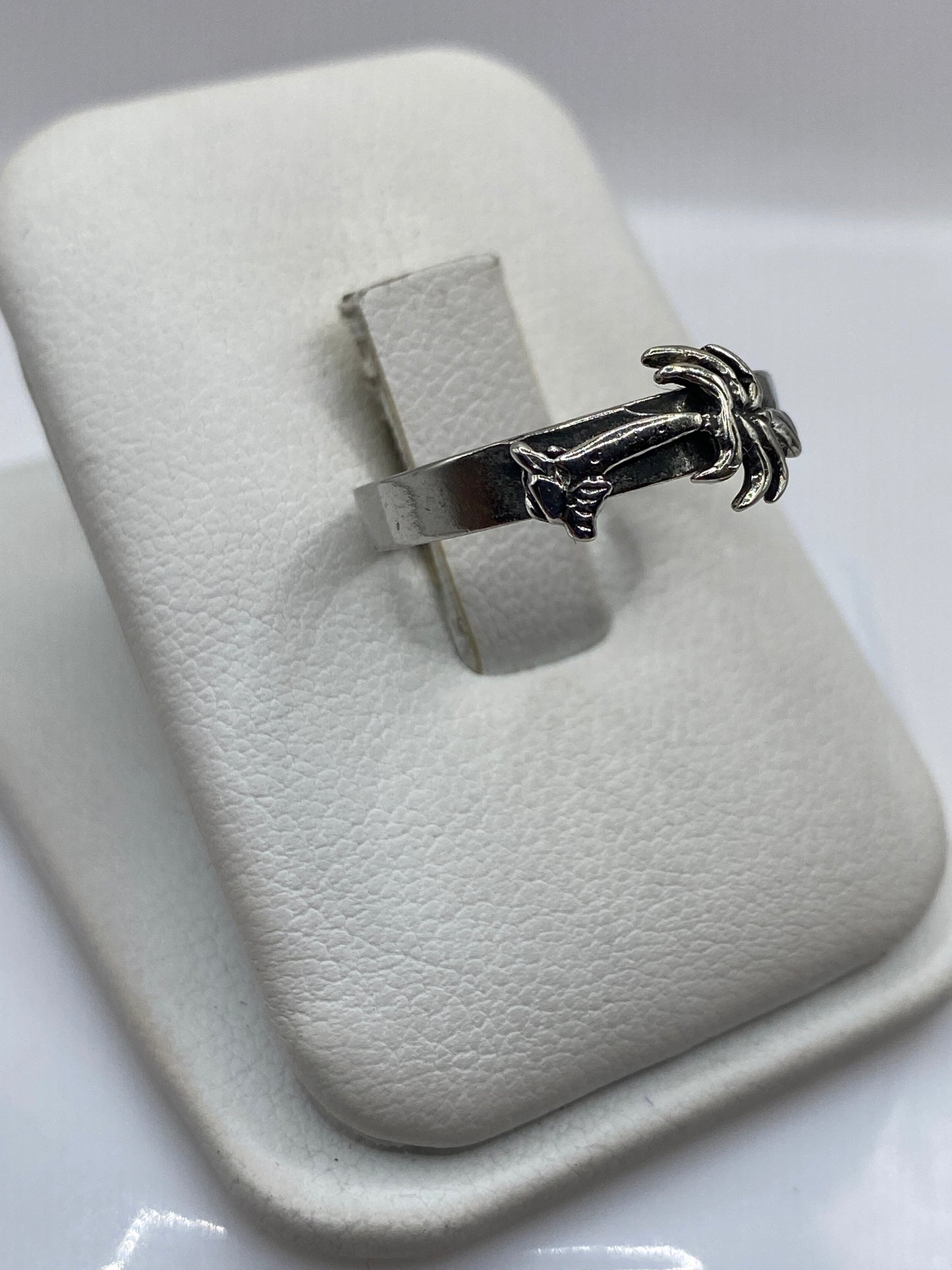 Detalle frontal del anillo mano abierta en plata .925 pulida