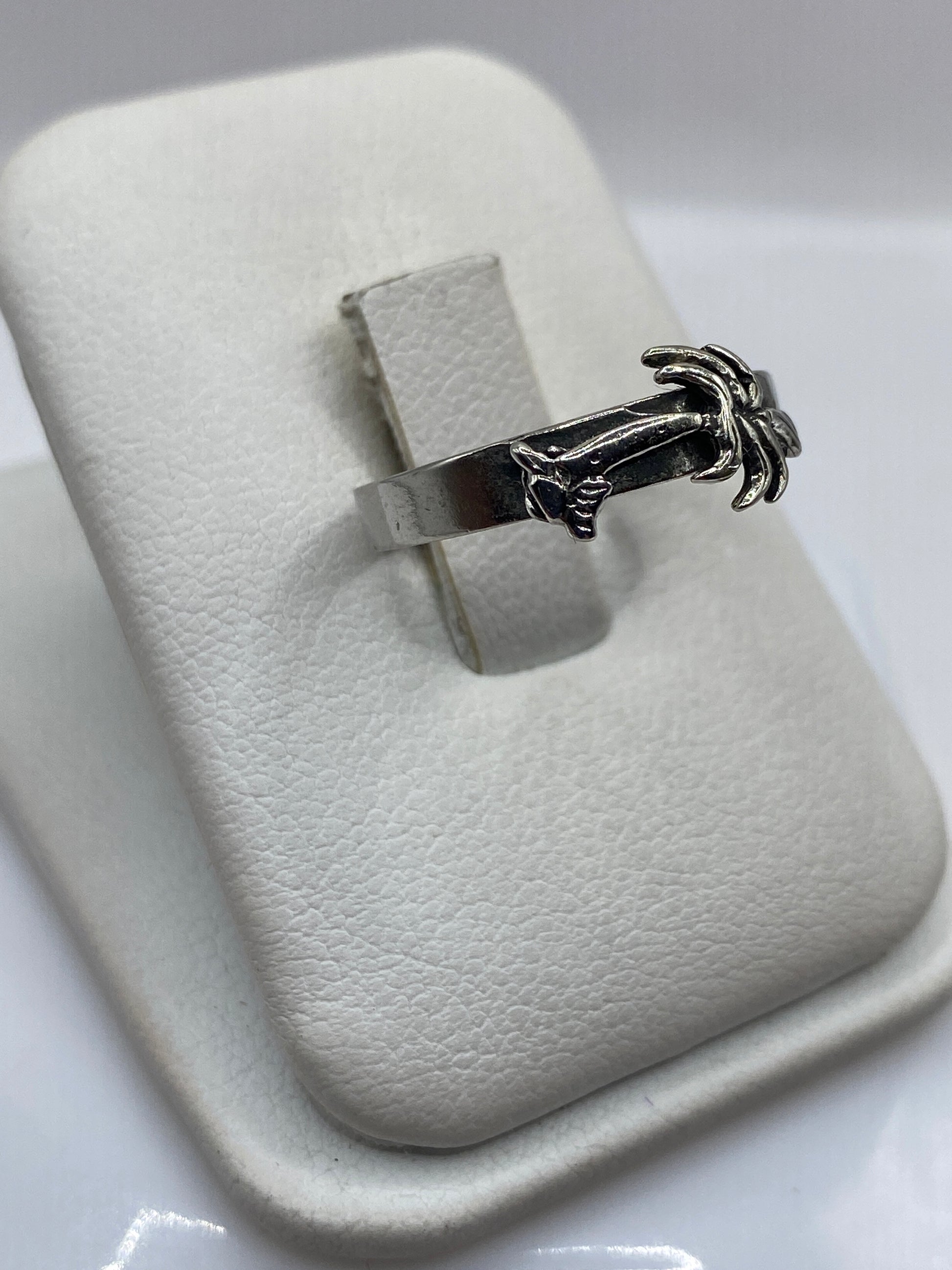 Detalle frontal del anillo mano abierta en plata .925 pulida