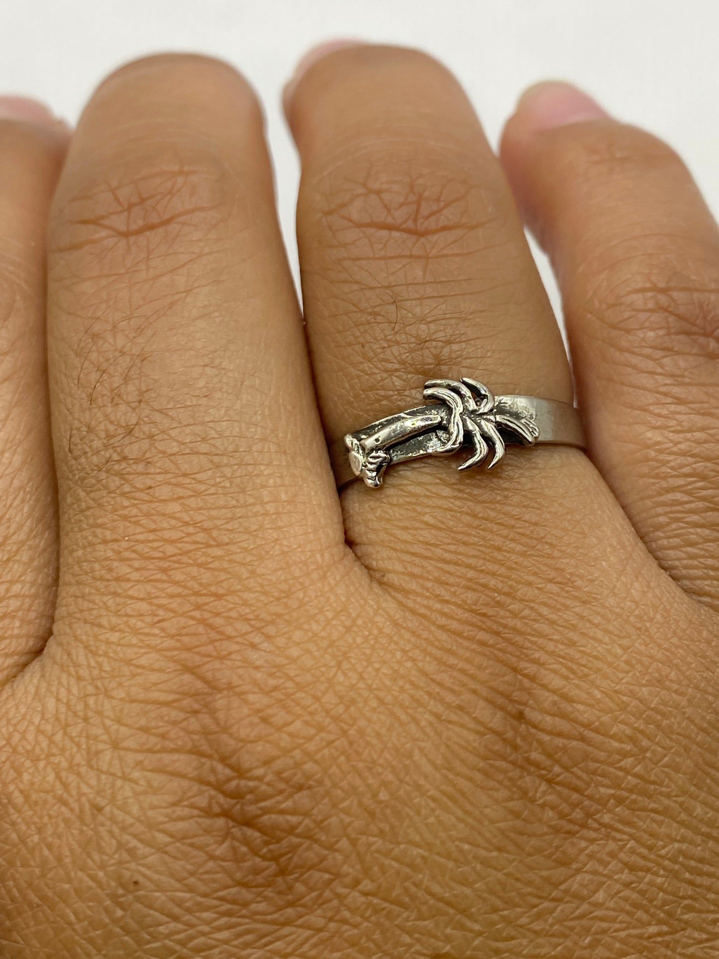 Anillo minimalista mano abierta en dedo femenino, uso diario
