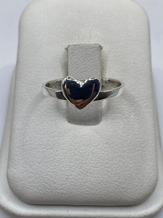 Anillo de plata .925 con corazón minimalista en banda delgada, talla 6