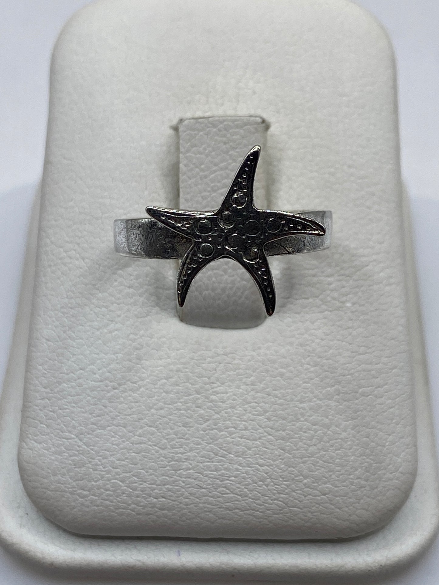 Anillo de plata con estrella de mar artesanal en caja de presentación