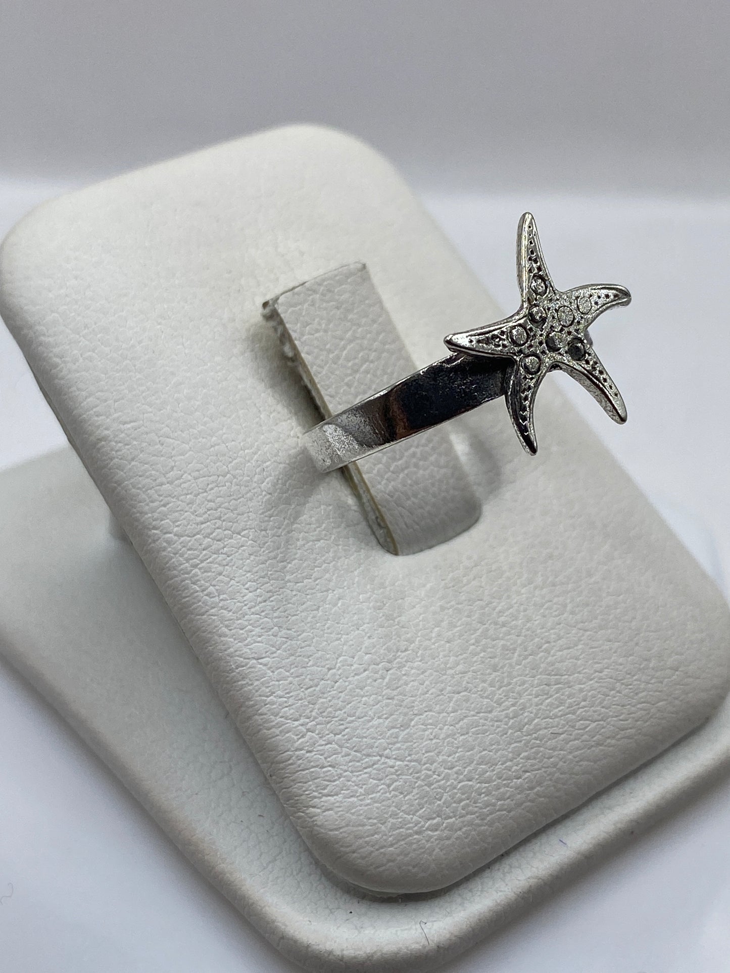 Detalle lateral de anillo estrella de mar mostrando la textura minimalista en .925