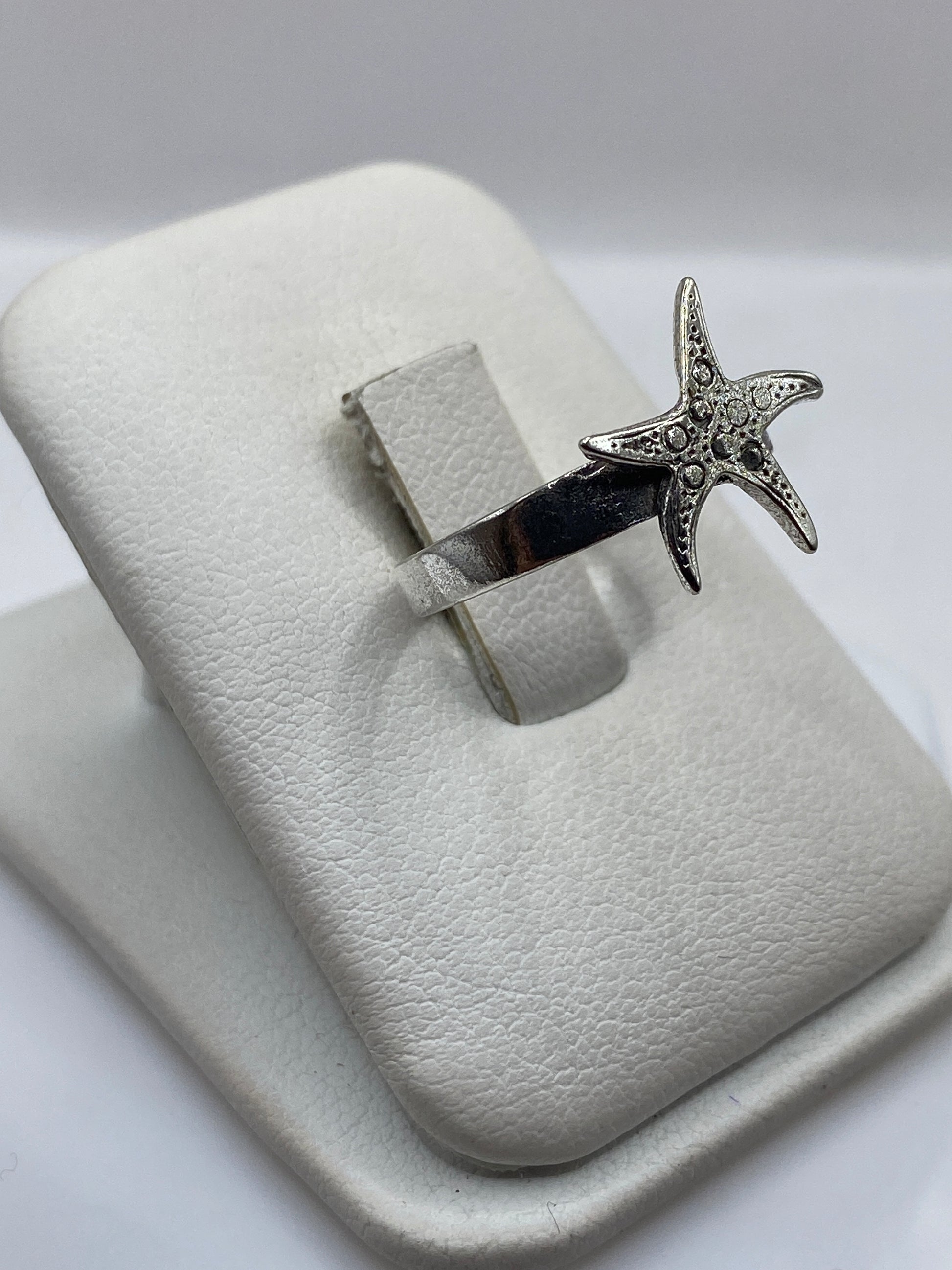 Detalle lateral de anillo estrella de mar mostrando la textura minimalista en .925