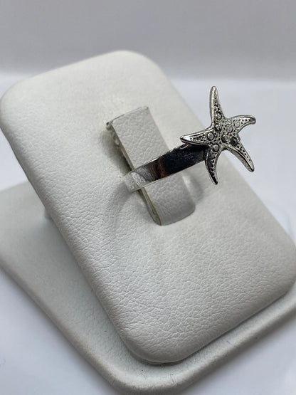 Detalle lateral de anillo estrella de mar mostrando la textura minimalista en .925