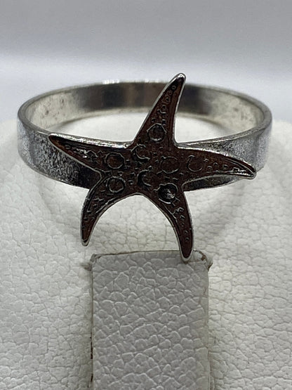 Anillo de plata en dedo mostrando el diseño marino elegante