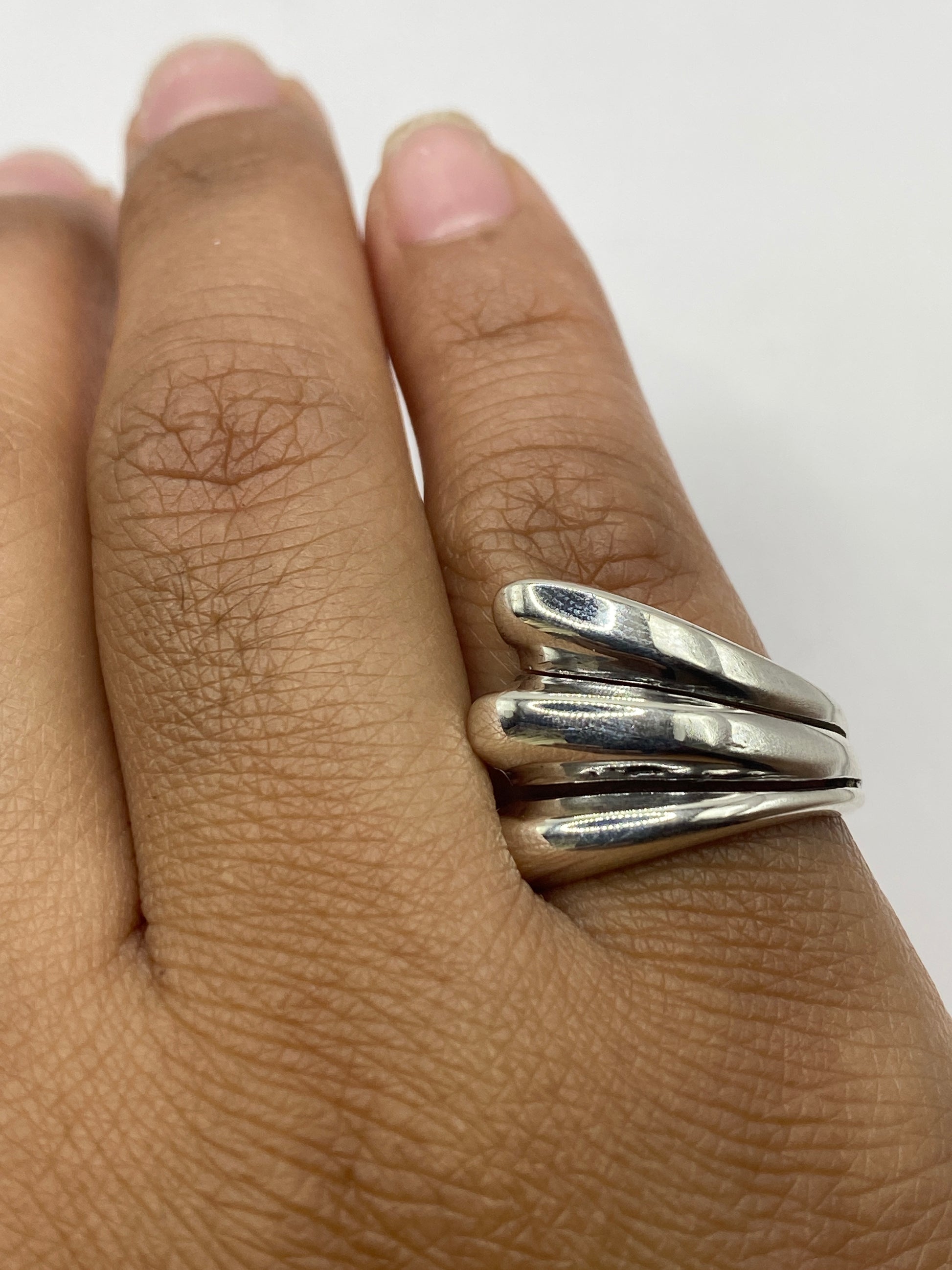 Anillo de plata .925 con sello MEXICO visible, sobre fondo gris neutro