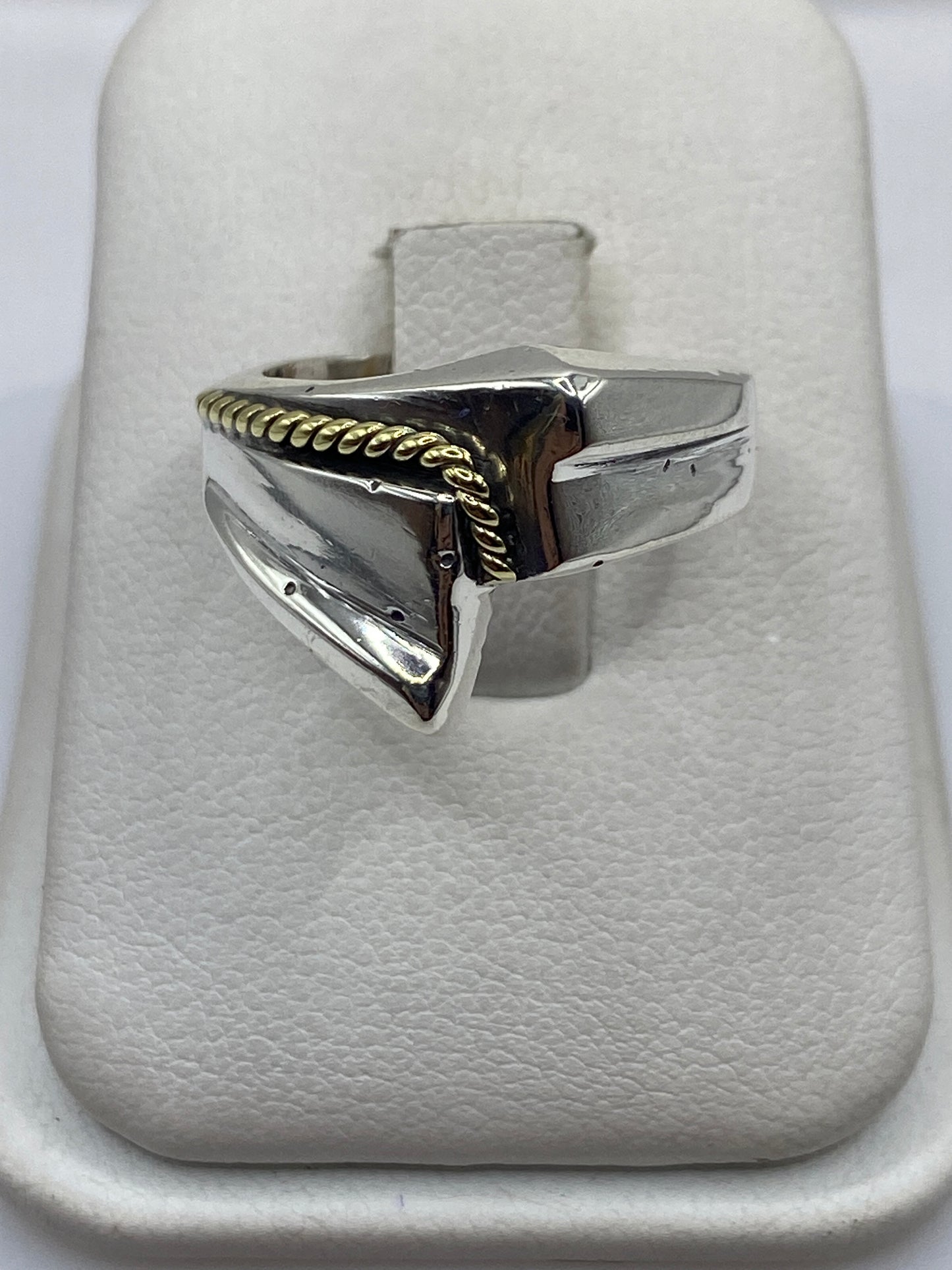 Anillo de plata retorcido macizo con detalles contrastantes en mano de hombre