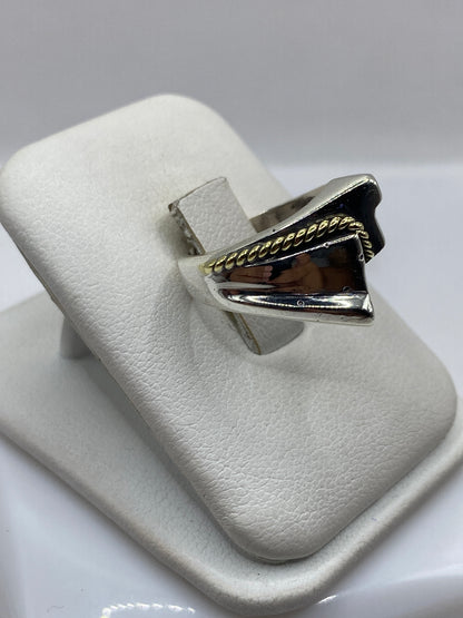 Vista frontal del anillo con acabado brillante y mate en diseño retorcido