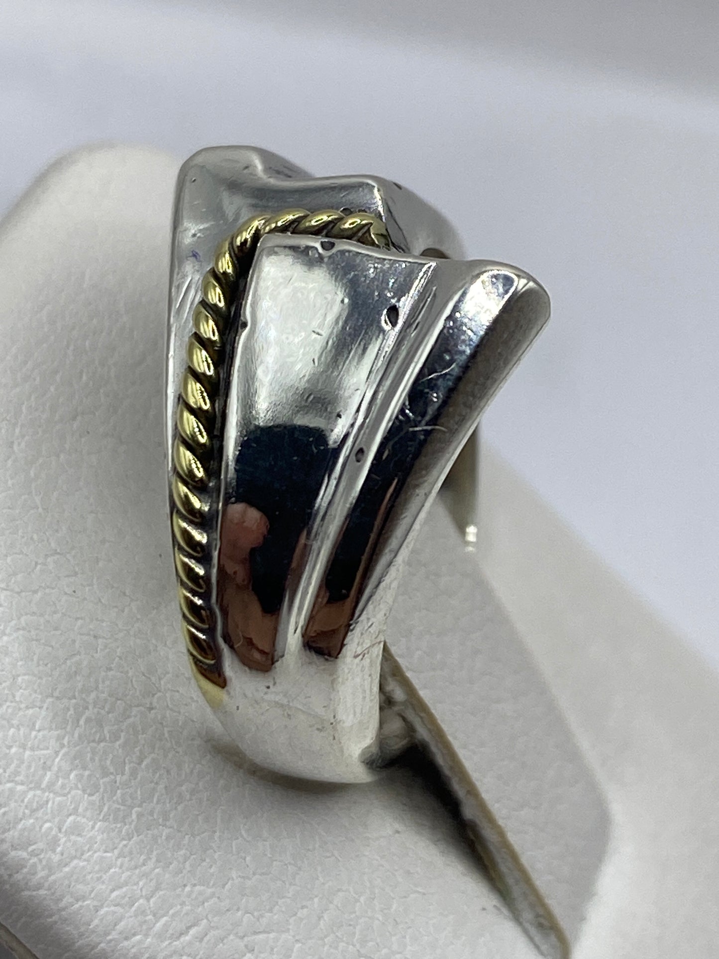 Lateral del anillo de 8.1 gramos mostrando el peso sustancial de la plata