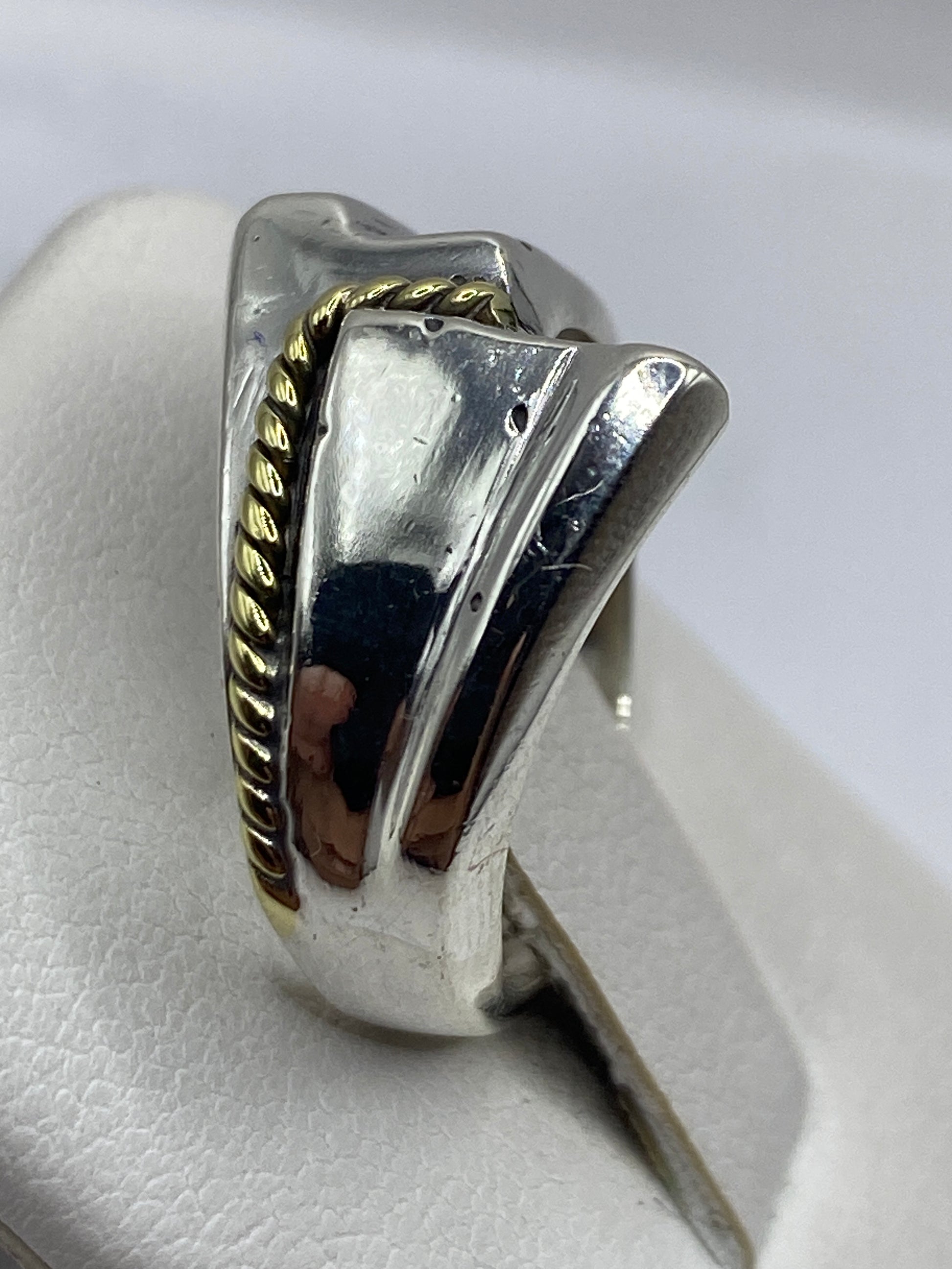 Lateral del anillo de 8.1 gramos mostrando el peso sustancial de la plata