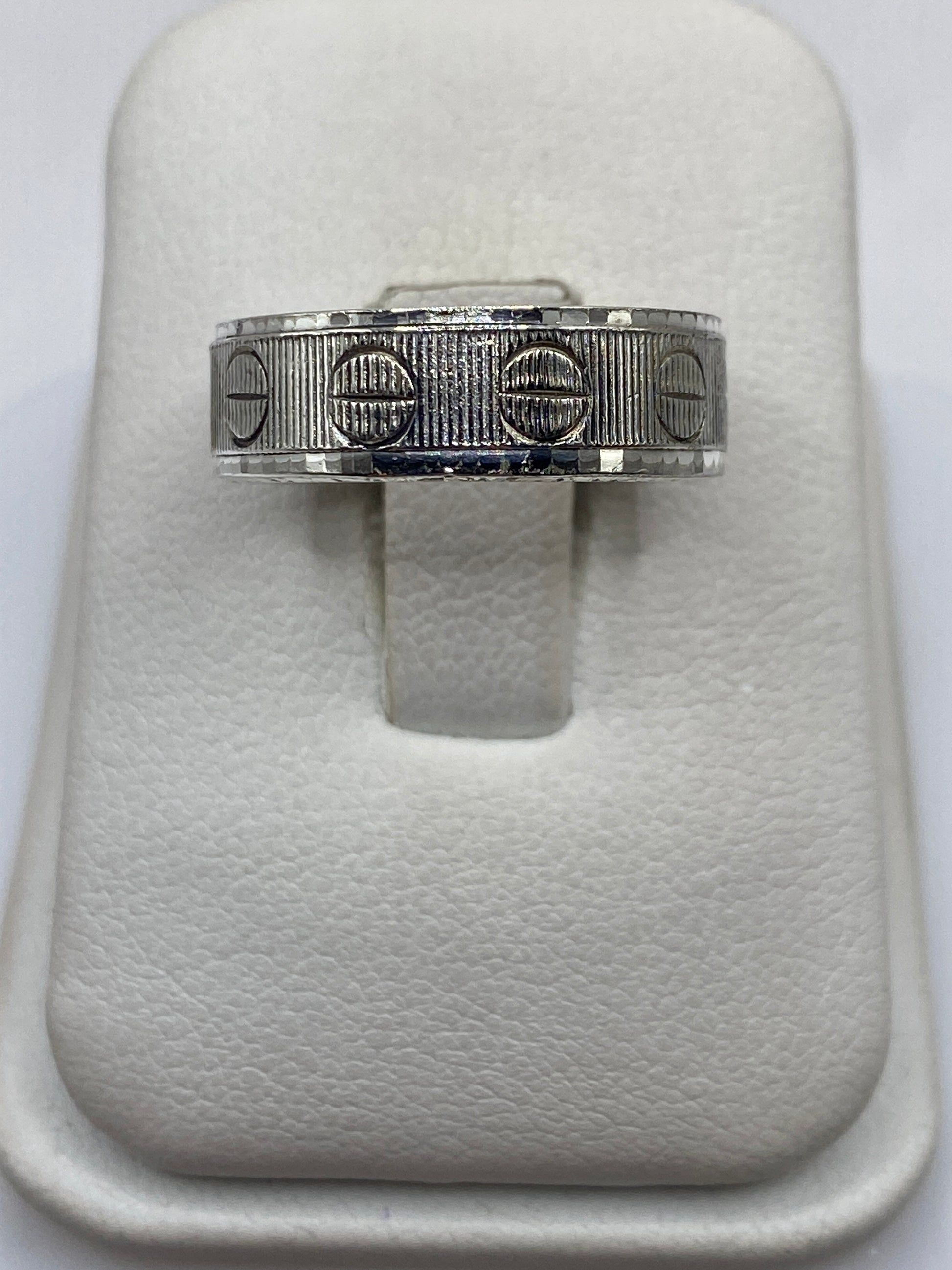 Anillo de plata banda geométrica texturizada, vista frontal en estuche blanco