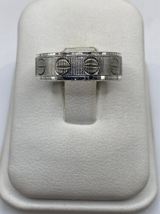 Anillo de plata banda geométrica texturizada, vista frontal en estuche blanco