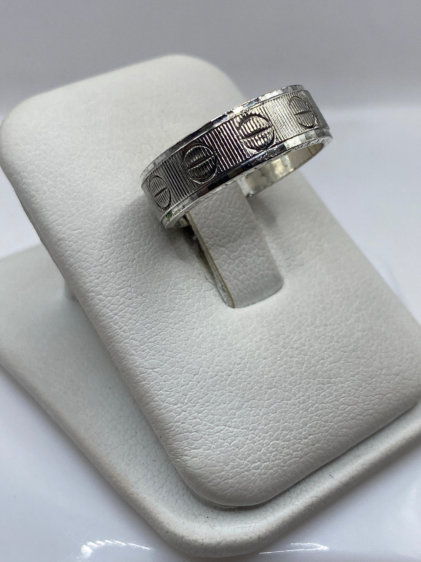 Anillo banda .925 de perfil mostrando el grosor y acabado pulido