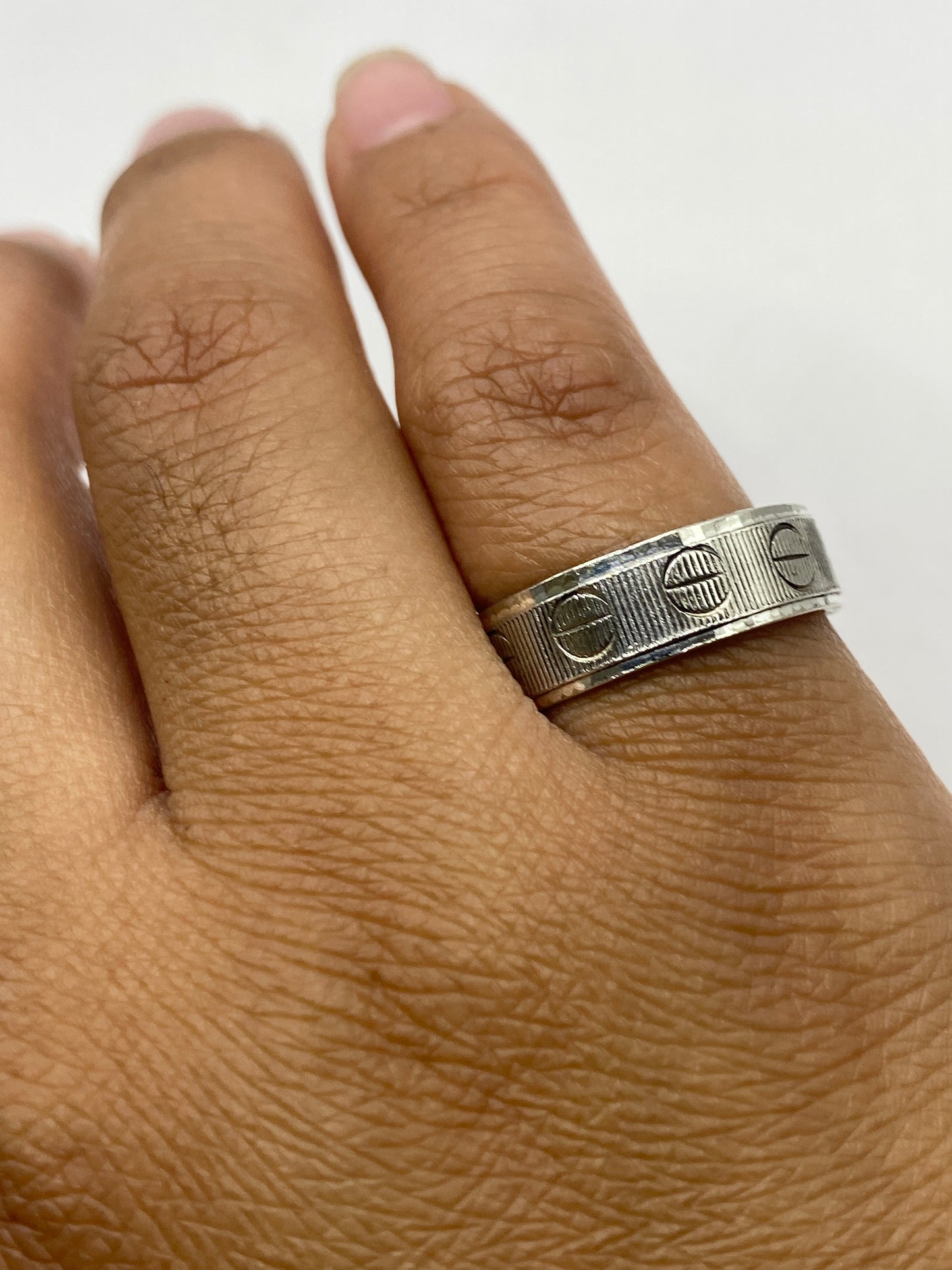Anillo sobre escala de precisión pesando 4.7 gramos, sello .925 MEXICO visible