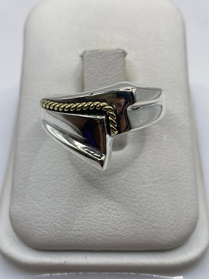 Anillo de plata retorcido minimalista en la mano de un hombre, vista frontal