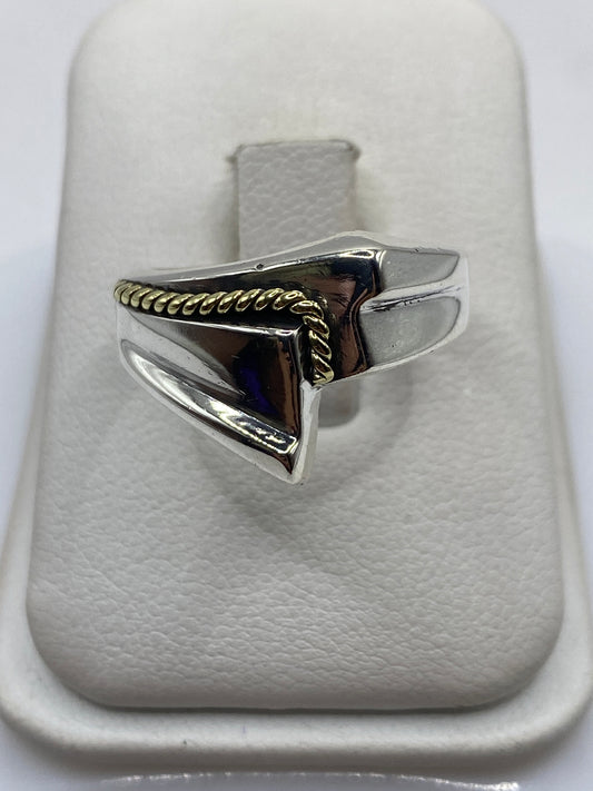 Anillo de plata retorcido minimalista en la mano de un hombre, vista frontal