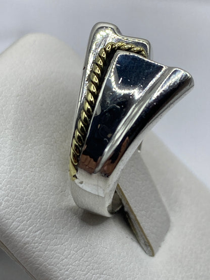 Anillo visto desde arriba en estuche de presentación blanco