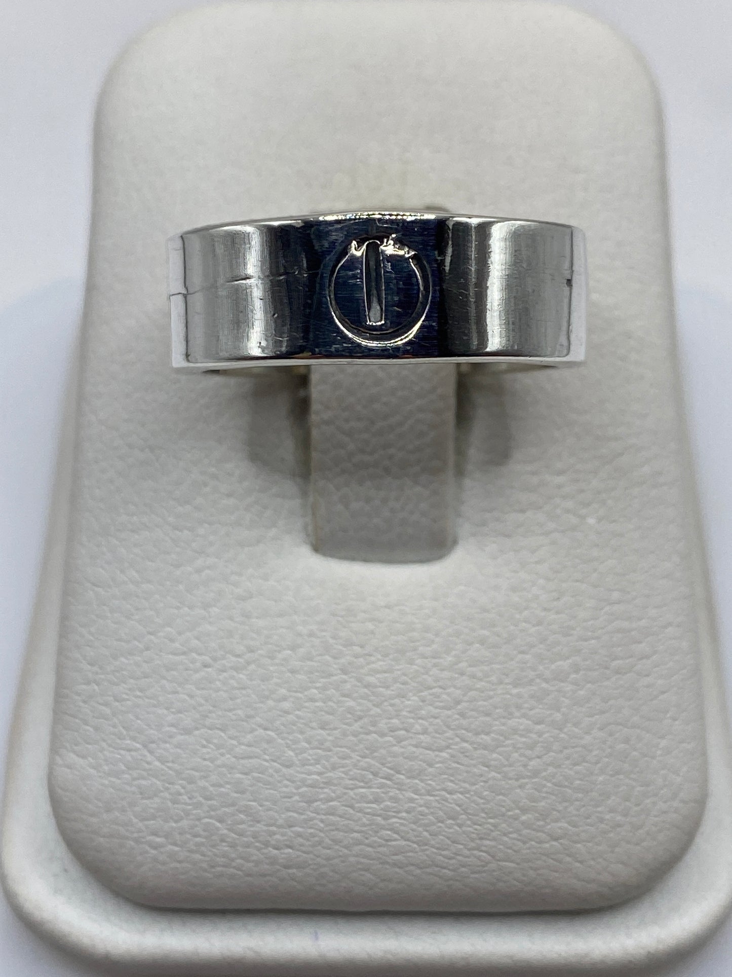 Anillo de plata con sello grabado, vista frontal en la mano de un hombre