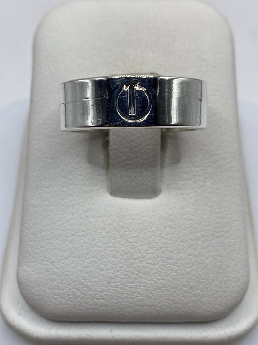 Anillo de plata con sello grabado, vista frontal en la mano de un hombre