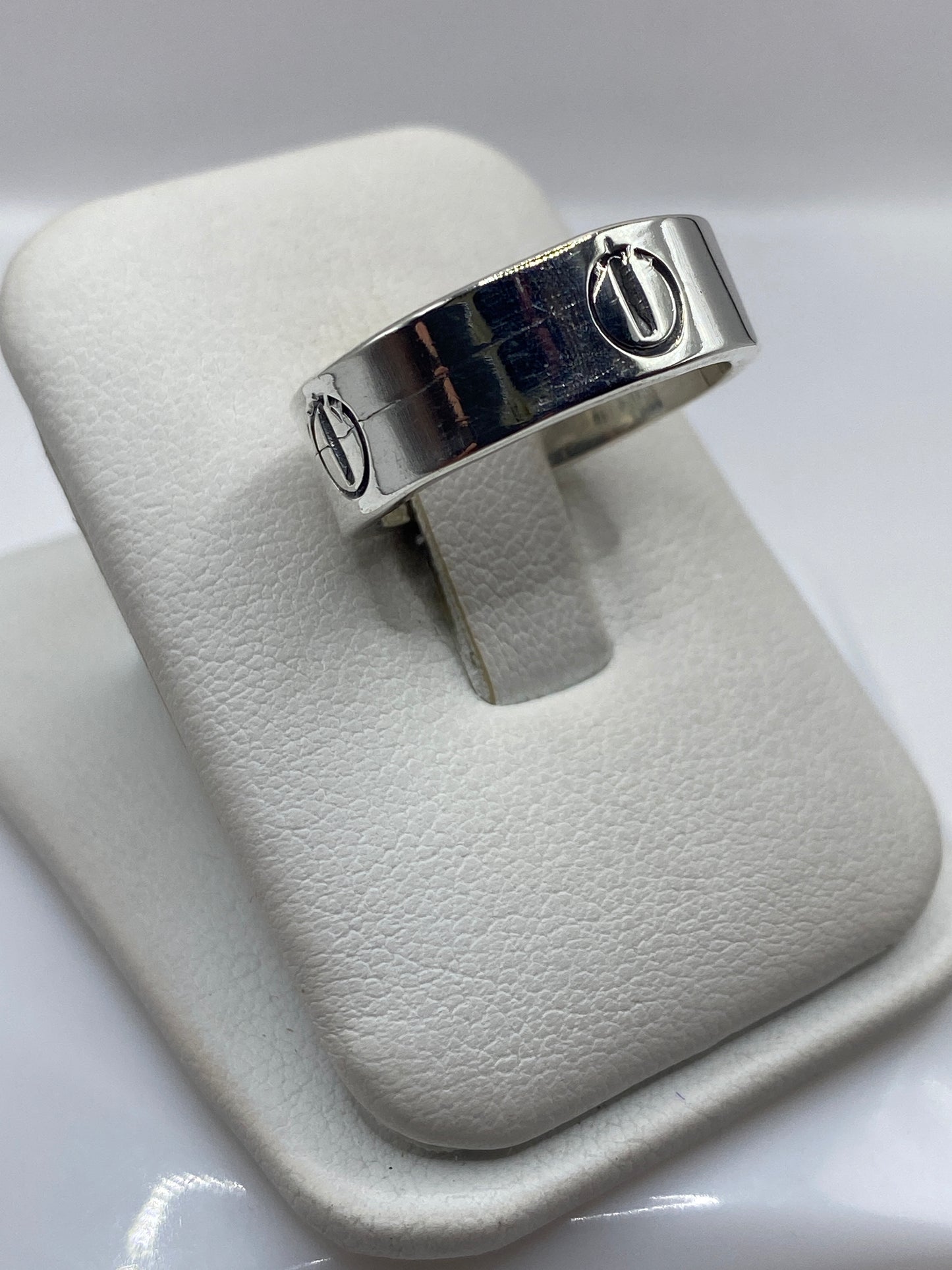 Detalle lateral del anillo minimalista en plata .925