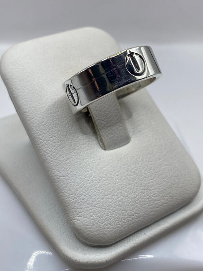 Detalle lateral del anillo minimalista en plata .925