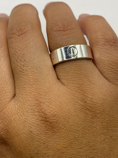 Anillo de plata sobre fondo blanco con sello visible