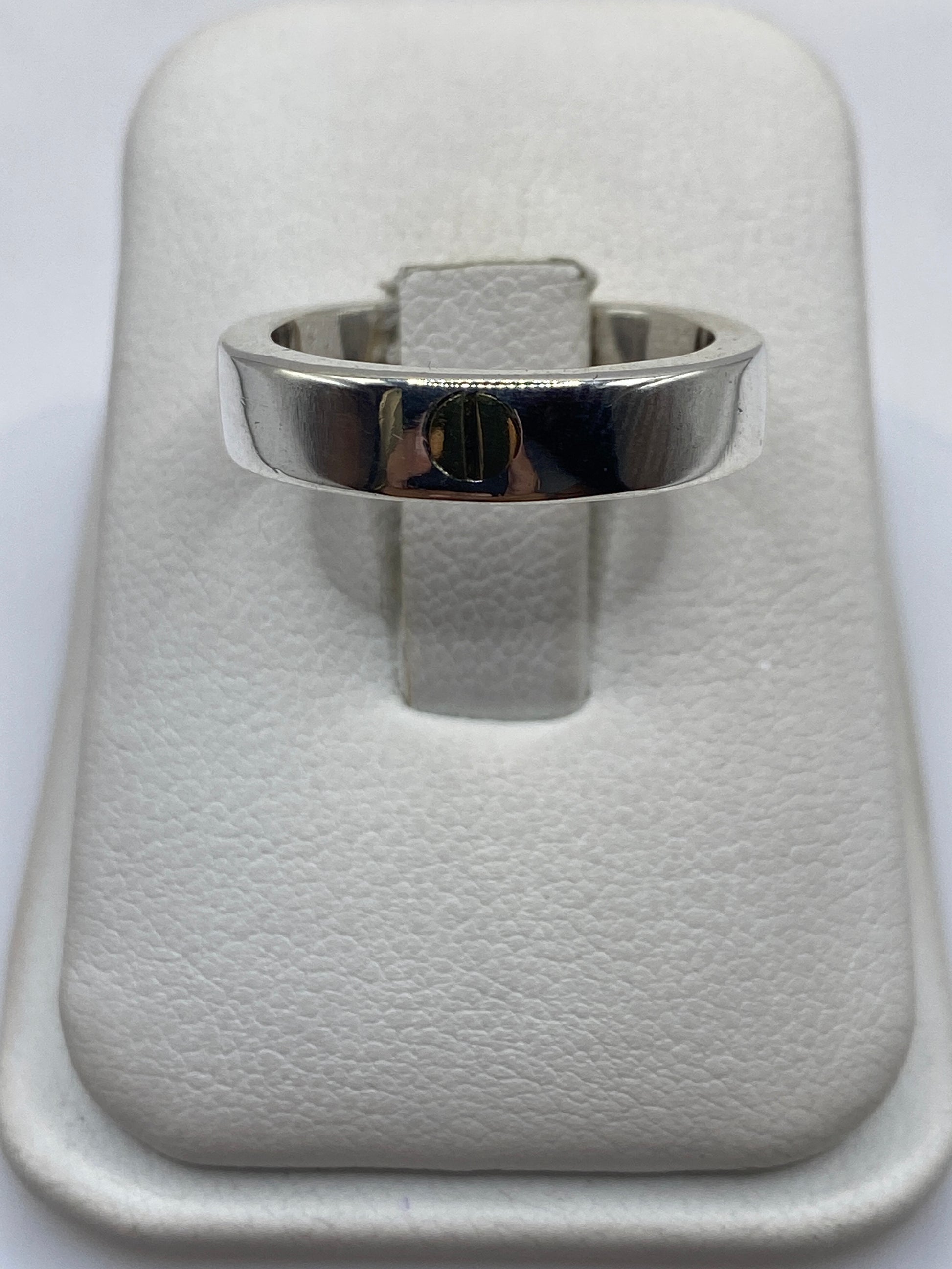 Anillo sello de plata .925 pulida en mano de hombre adulto