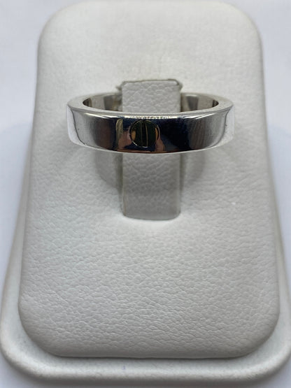 Anillo sello de plata .925 pulida en mano de hombre adulto