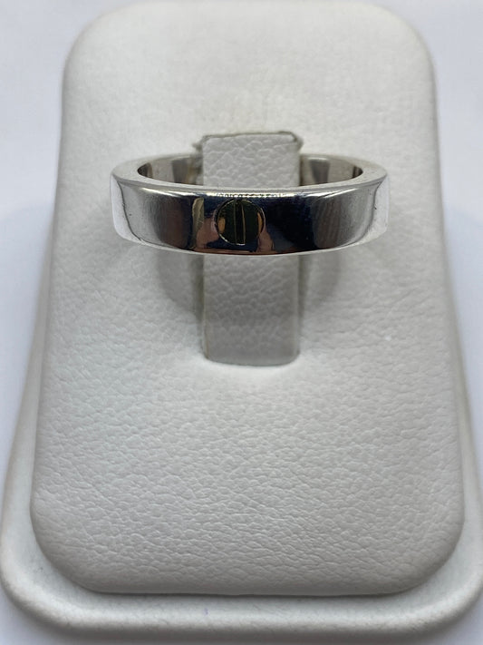 Anillo sello de plata .925 pulida en mano de hombre adulto