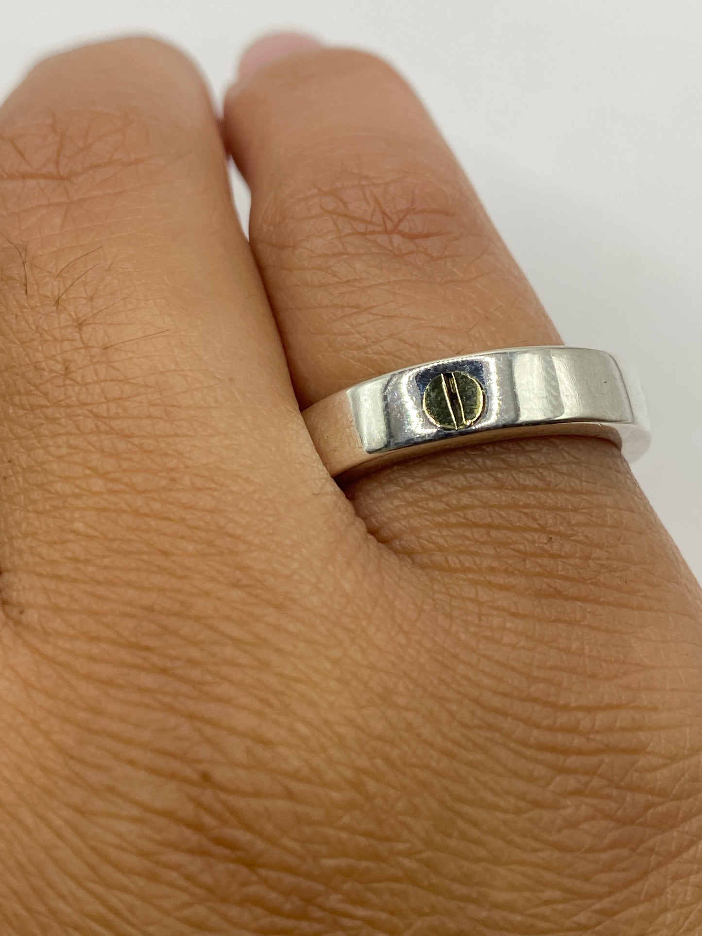 Anillo sello sobre fondo blanco mostrando sello de autenticidad .925