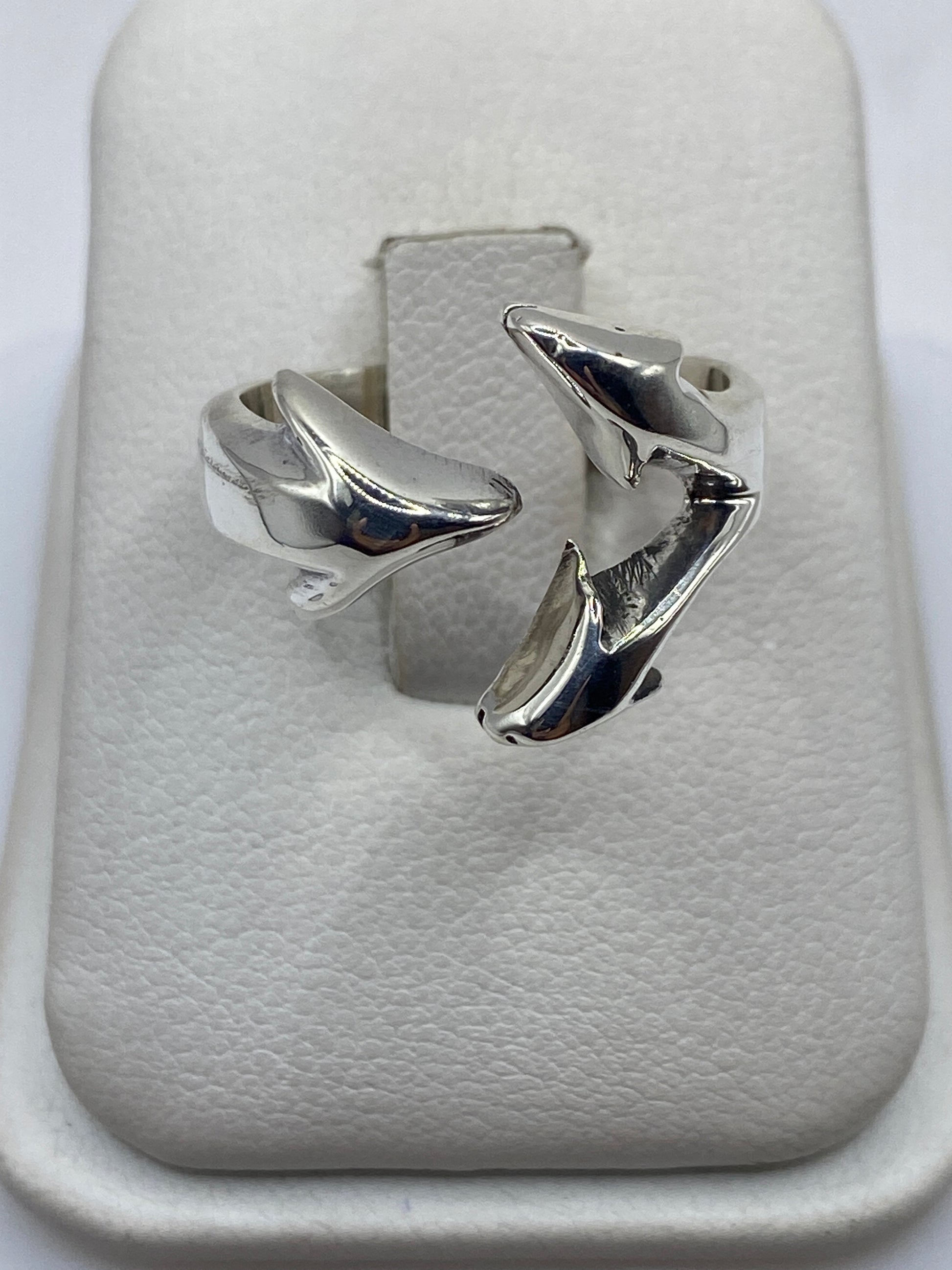 Anillo escultural de plata ajustable con formas orgánicas en caja de presentación