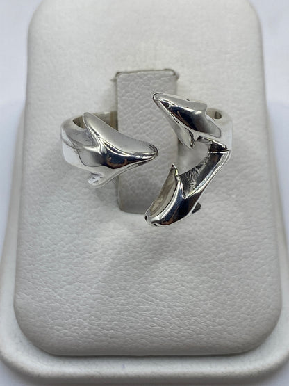 Anillo escultural de plata ajustable con formas orgánicas en caja de presentación